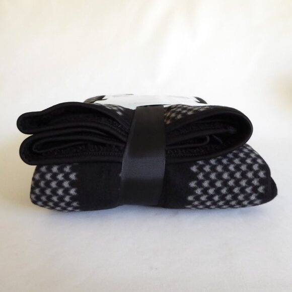 NEW WOMENS REVERSIBLE FASHION WINTER WRAP IKE BEHAR BRAND BLACK & GRAY (ONE SIZE - Picture 9 of 13